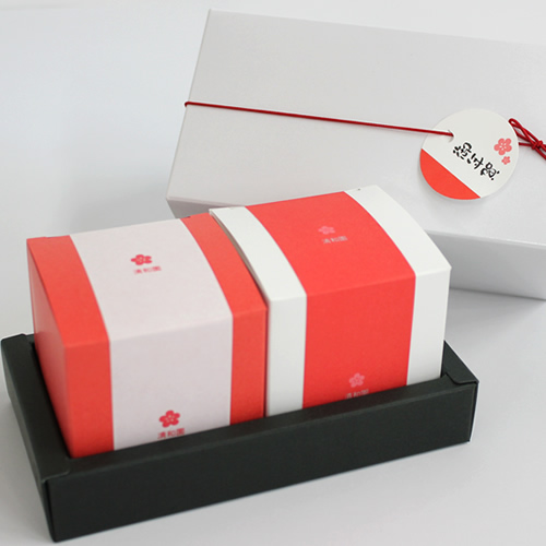 紅白キューブ箱のシンプルなお年賀パッケージ
